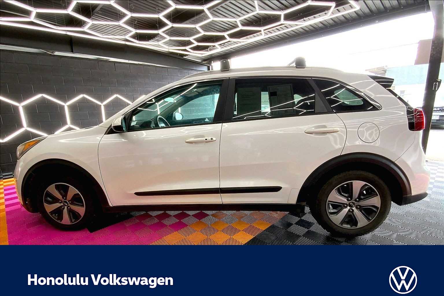 Thumbnail: 2017 Kia Niro - 3