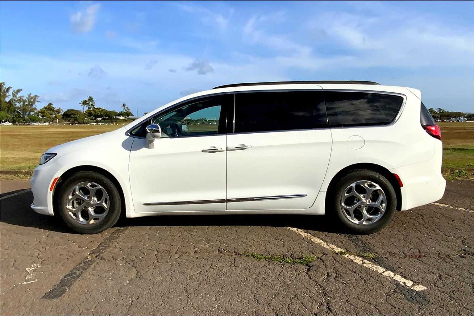 2022 Chrysler Pacifica Limited 3