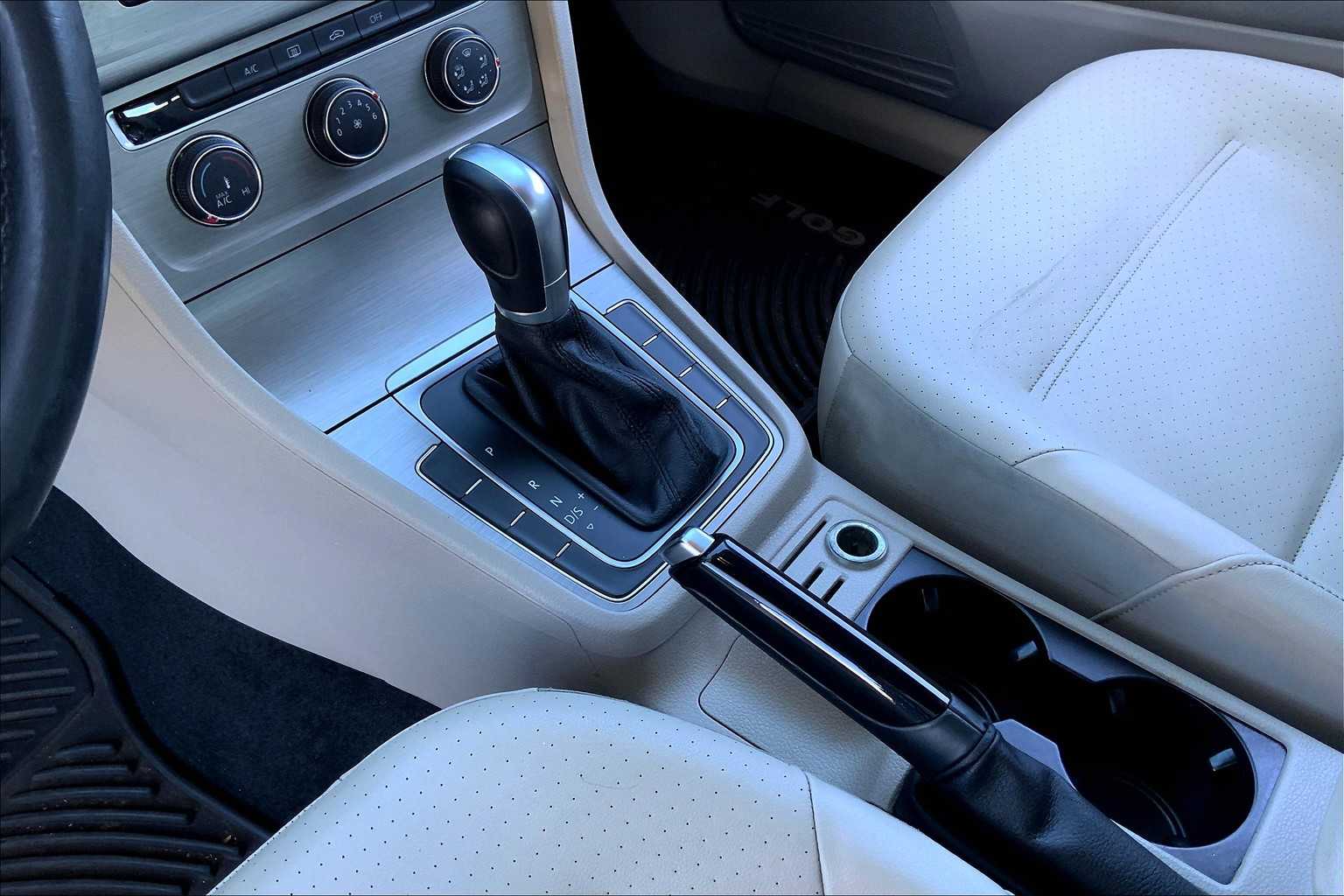 Thumbnail: 2015 Volkswagen e-Golf - 15