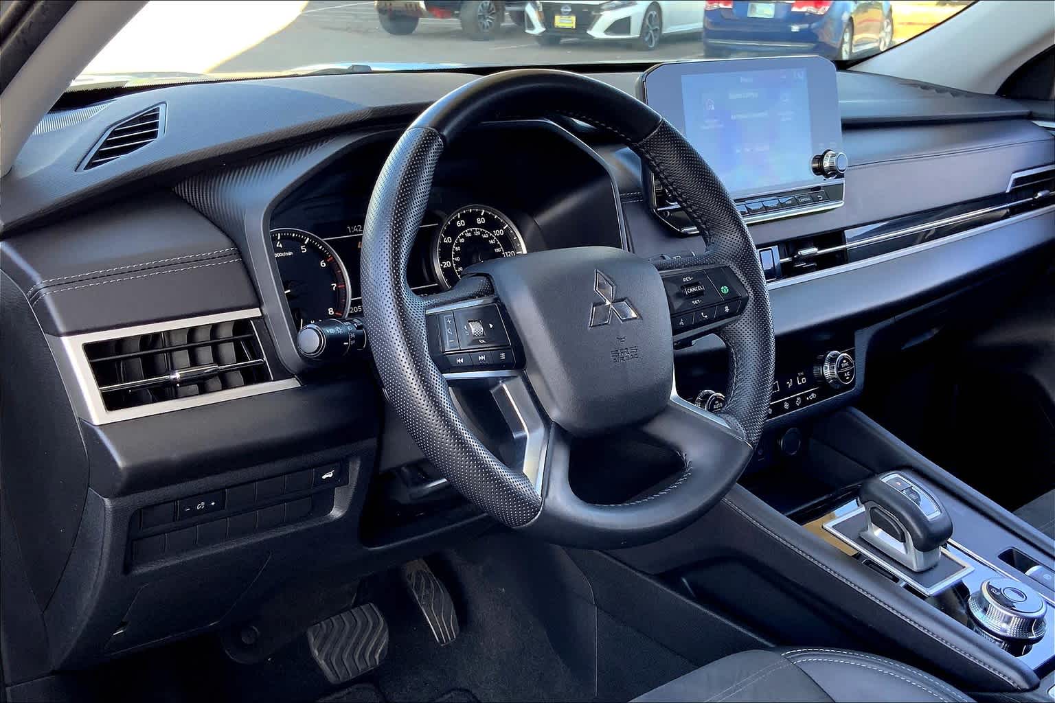 Used 2024 Mitsubishi Outlander SE with VIN JA4J3VA82RZ024722 for sale in Honolulu, HI