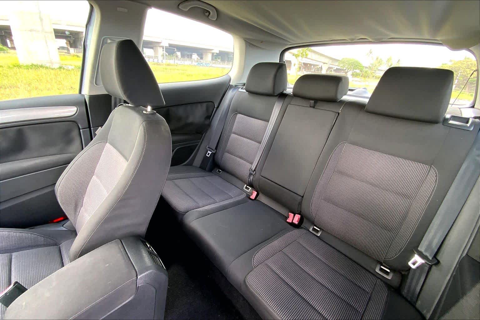 Thumbnail: 2011 Volkswagen Golf - 28