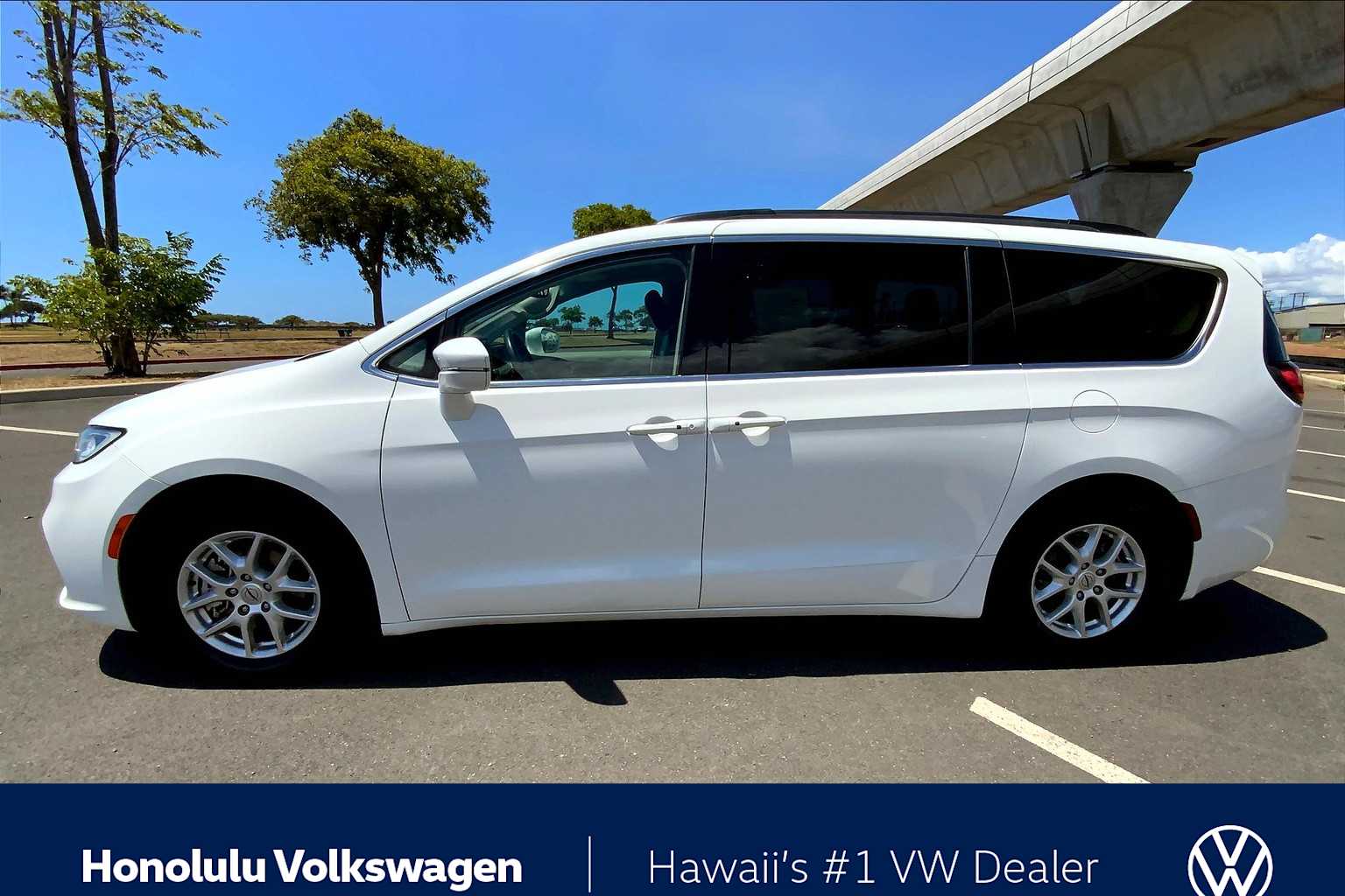 2022 Chrysler Pacifica Touring L photo 3