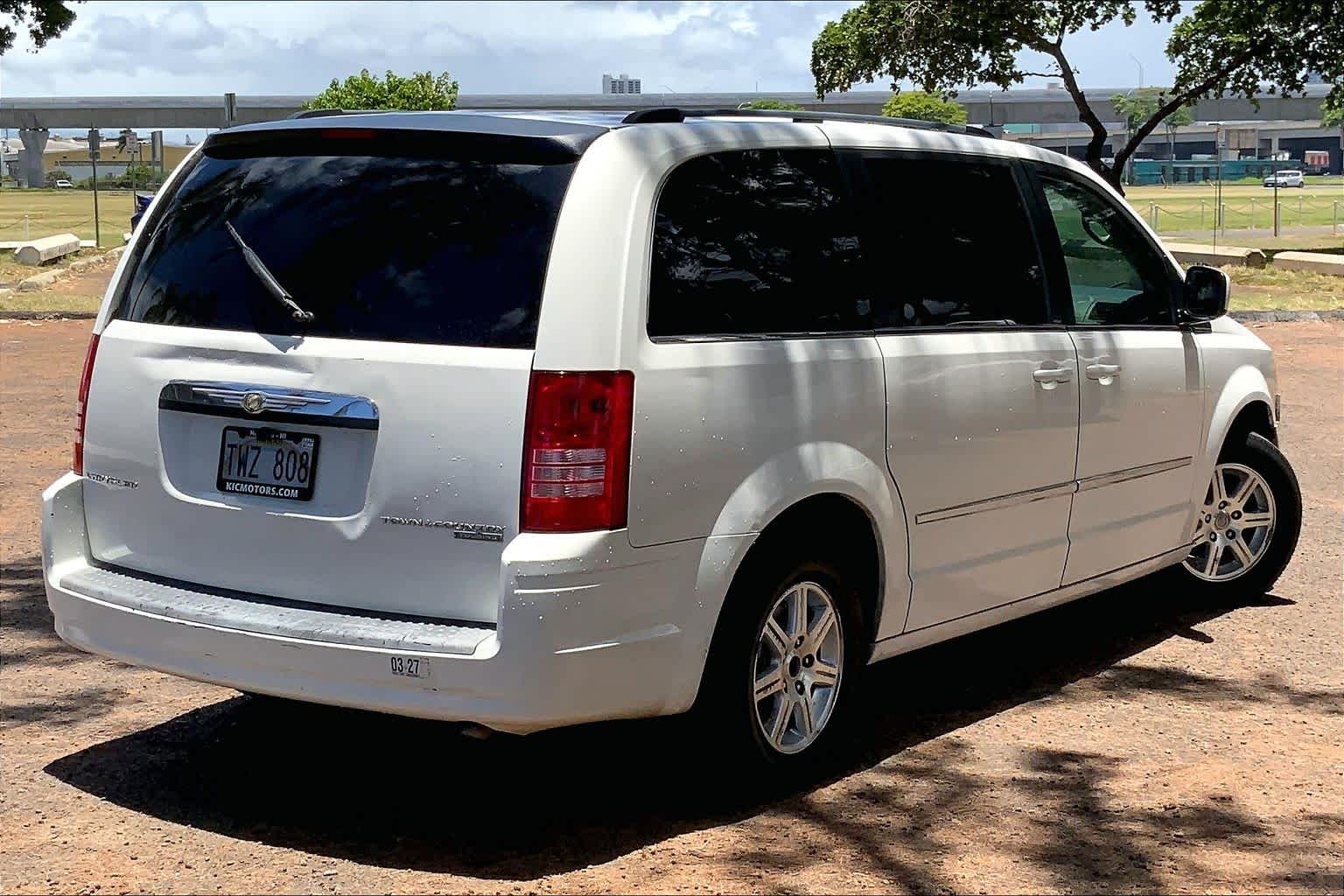 Thumbnail: 2009 Chrysler Town & Country - 22