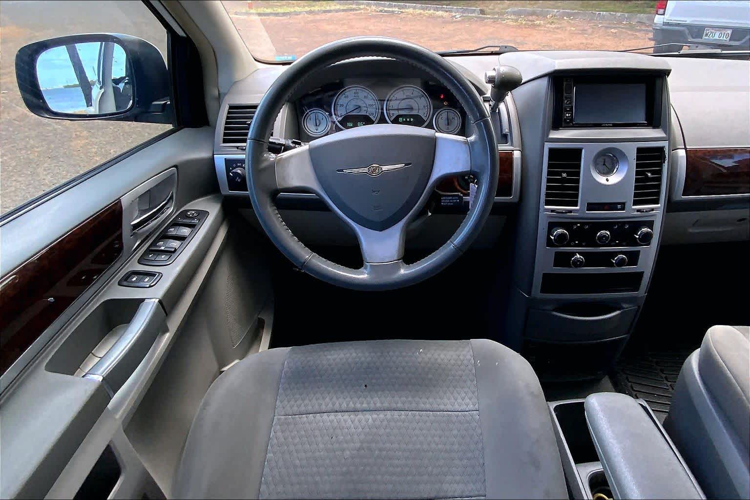 Thumbnail: 2009 Chrysler Town & Country - 14