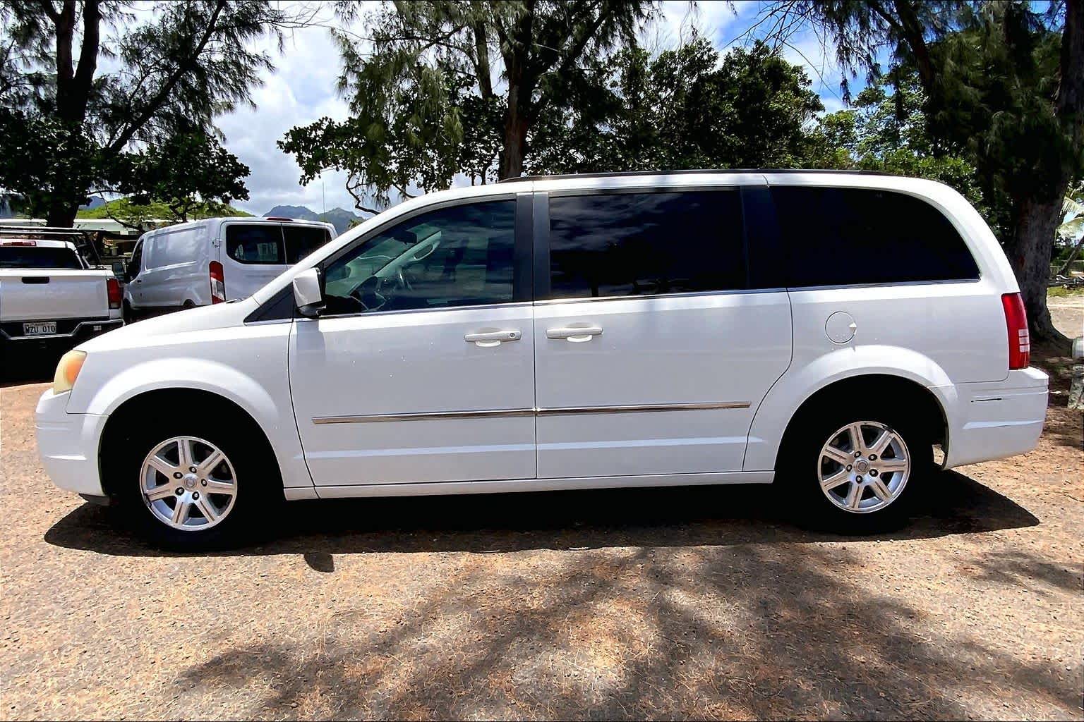 Thumbnail: 2009 Chrysler Town & Country - 3