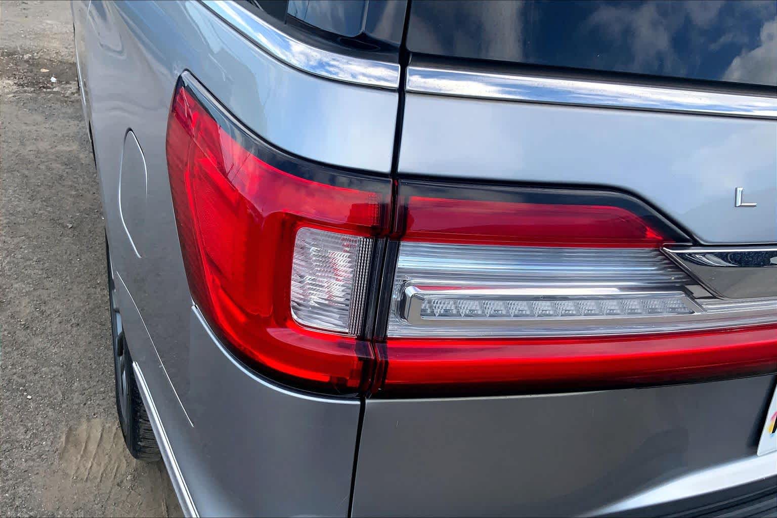 Thumbnail: 2021 Lincoln Navigator L - 32