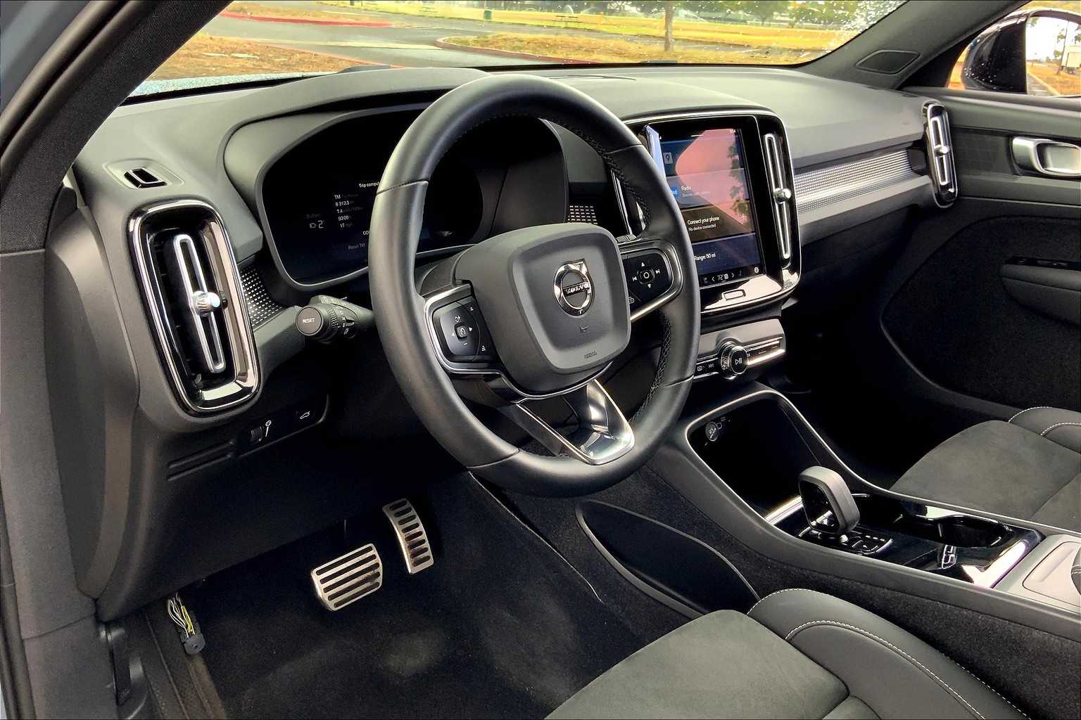 Used 2022 Volvo XC40 Plus with VIN YV4ED3UR7N2749293 for sale in Honolulu, HI