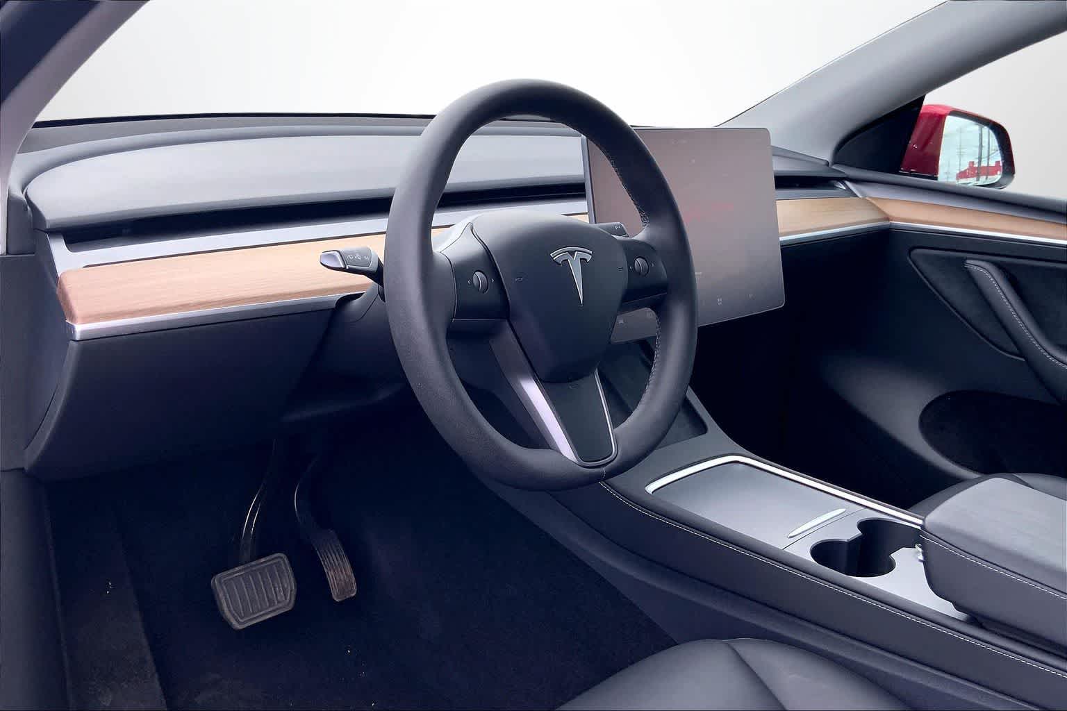Used 2024 Tesla Model Y Long Range with VIN 7SAYGDEE4RF025768 for sale in Honolulu, HI