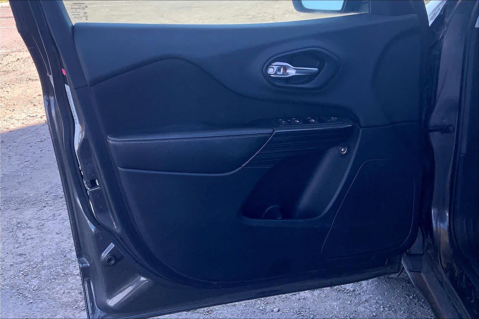 Thumbnail: 2014 Jeep Cherokee - 27