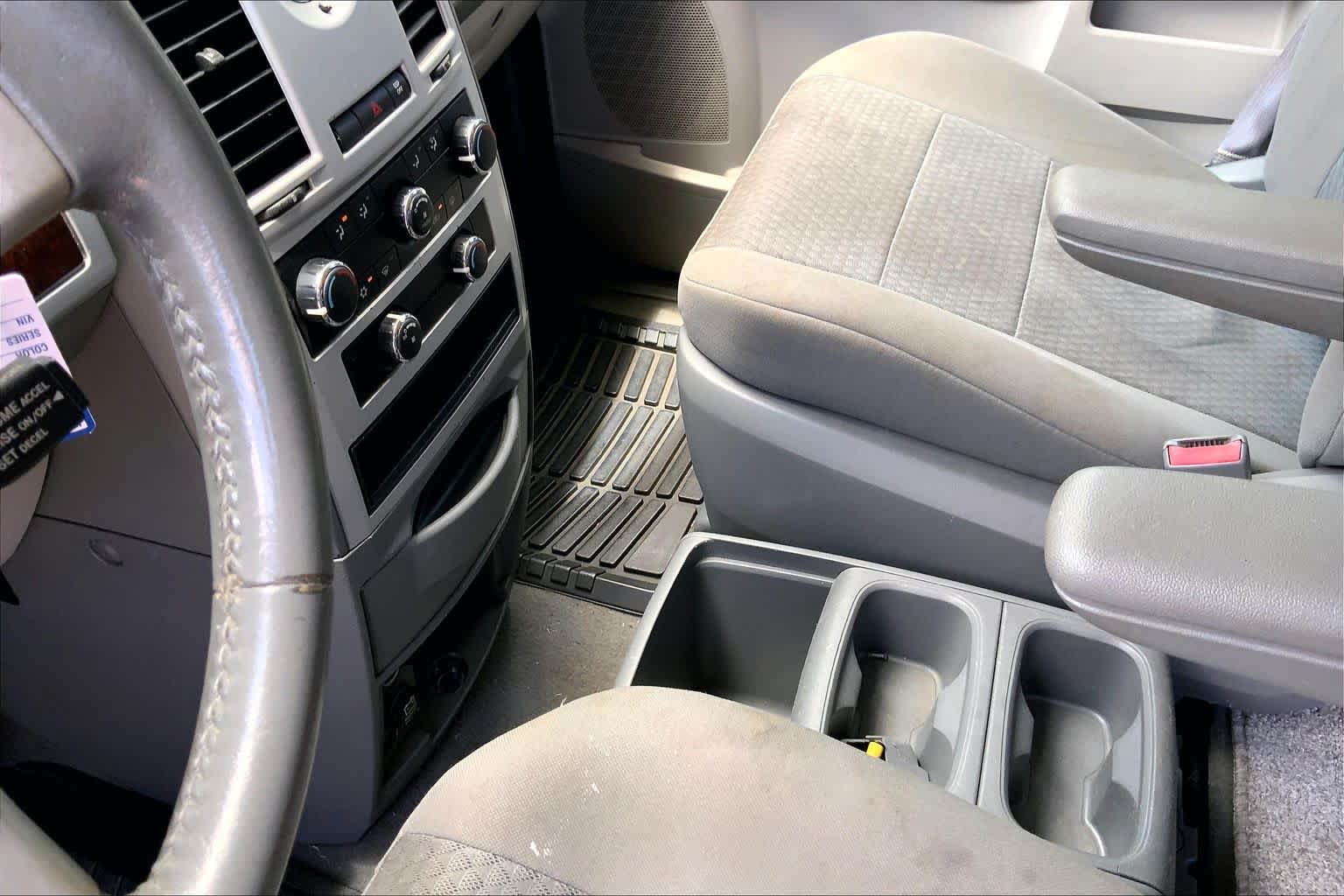 Thumbnail: 2009 Chrysler Town & Country - 16