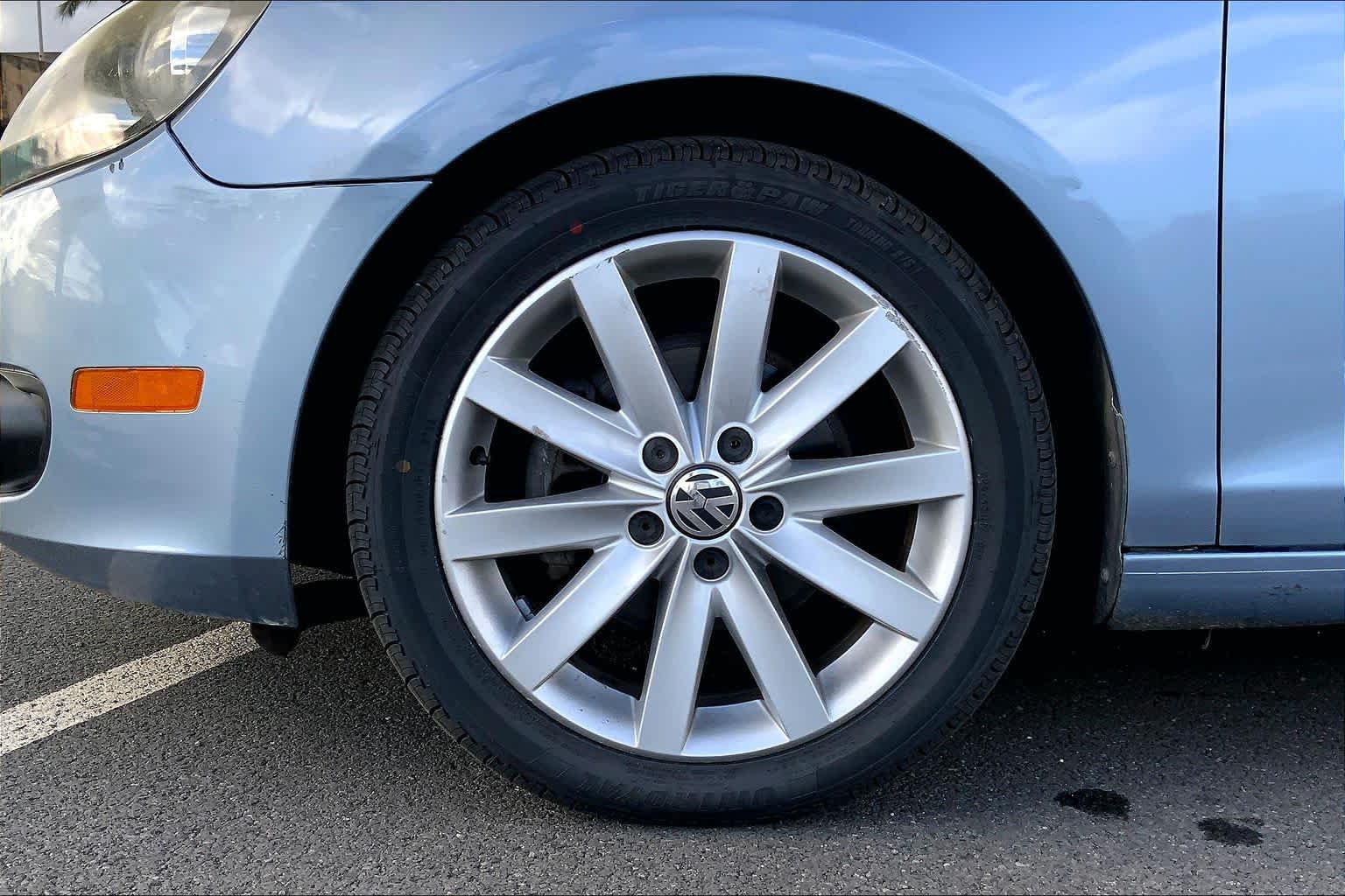 Thumbnail: 2011 Volkswagen Golf - 8