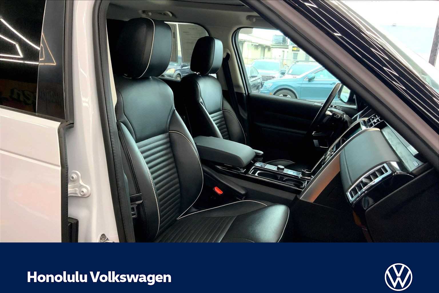 Thumbnail: 2020 Land Rover Discovery - 13