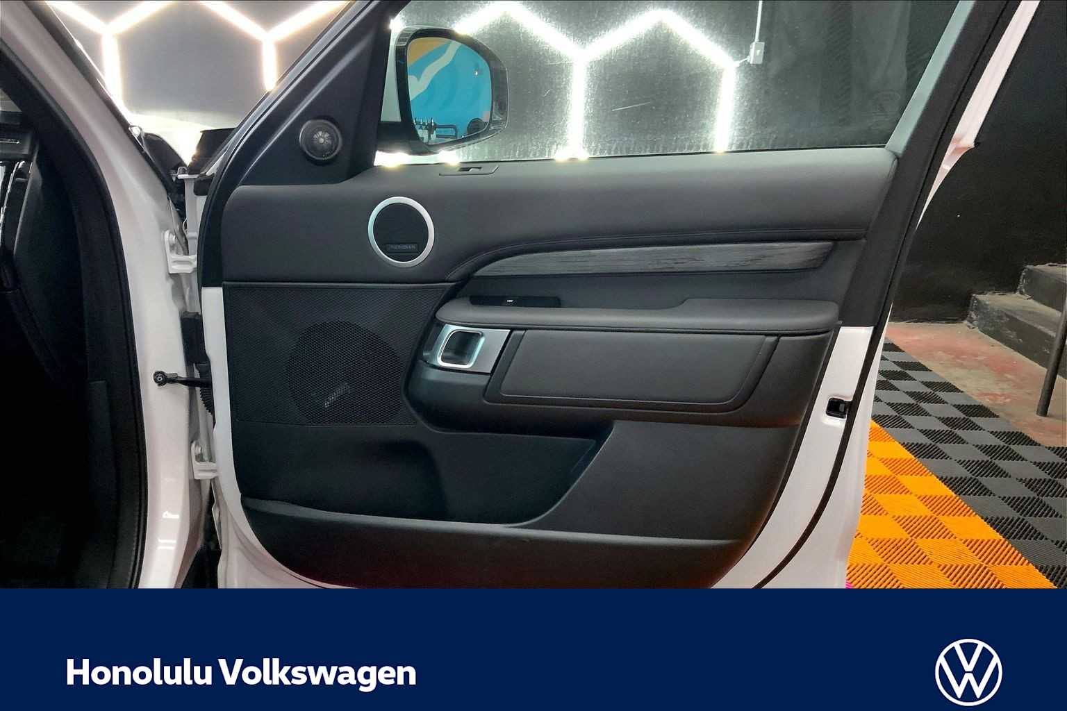 Thumbnail: 2020 Land Rover Discovery - 28