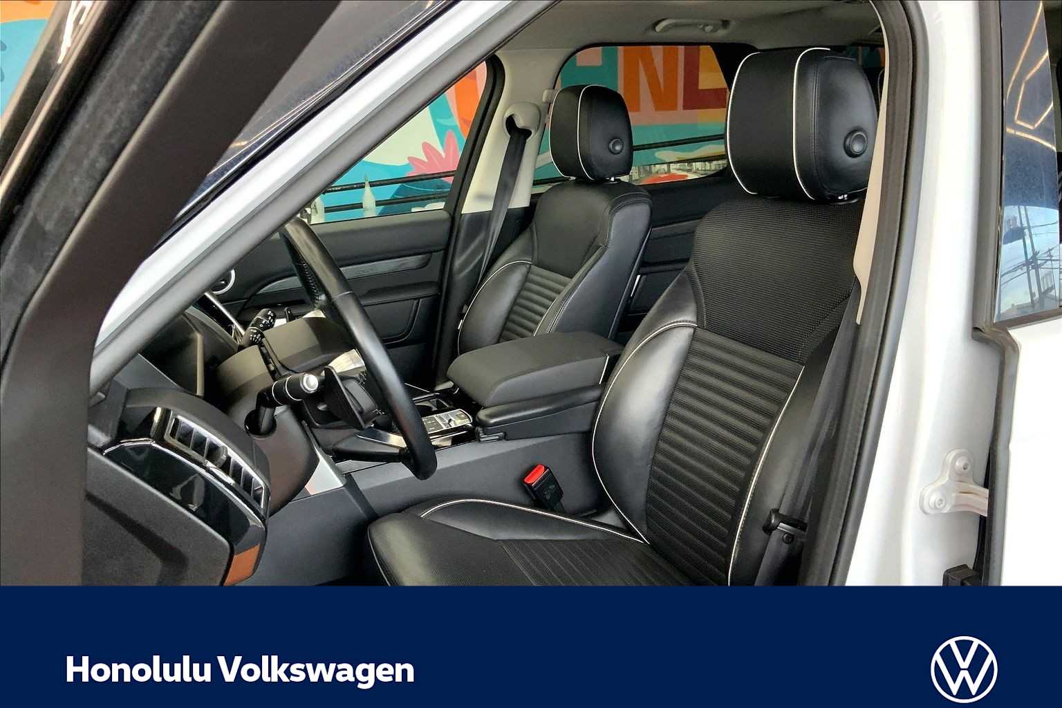 Thumbnail: 2020 Land Rover Discovery - 11