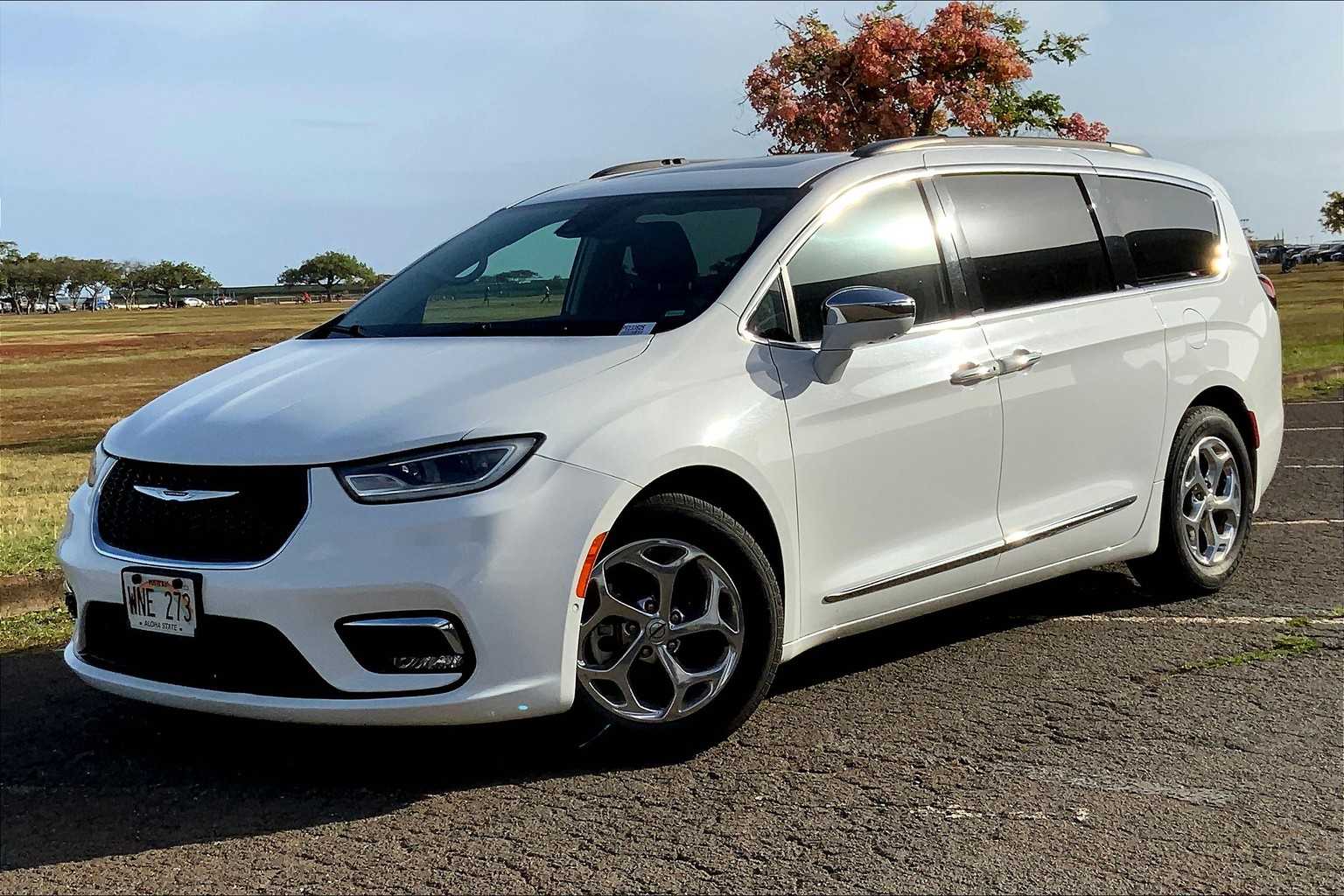 2022 Chrysler Pacifica Limited Hero Image