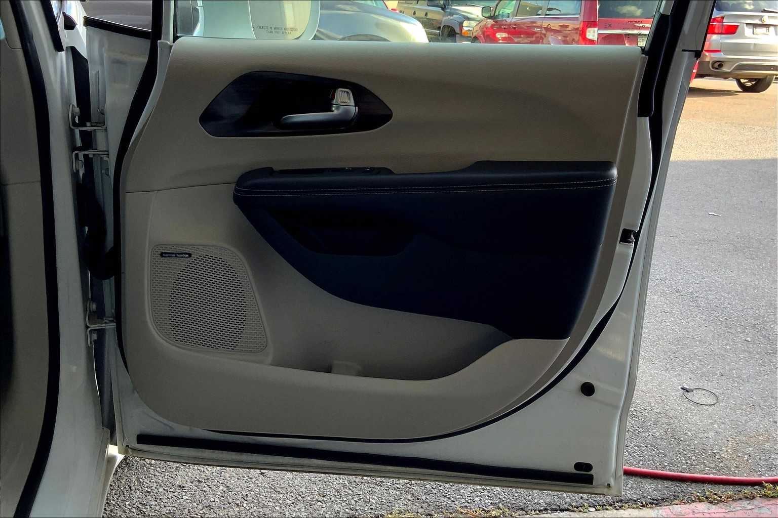 2022 Chrysler Pacifica Limited 27