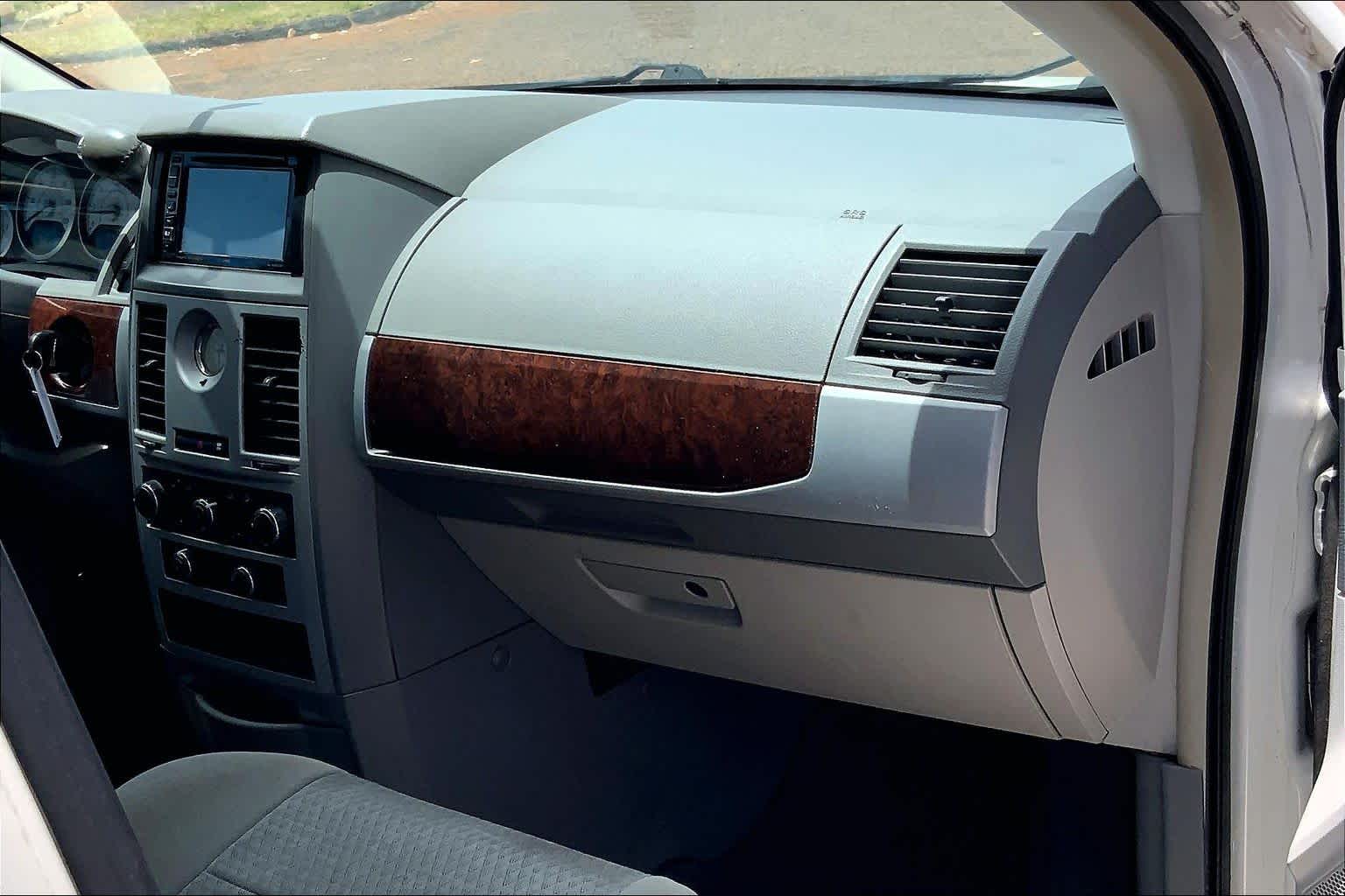 Thumbnail: 2009 Chrysler Town & Country - 23