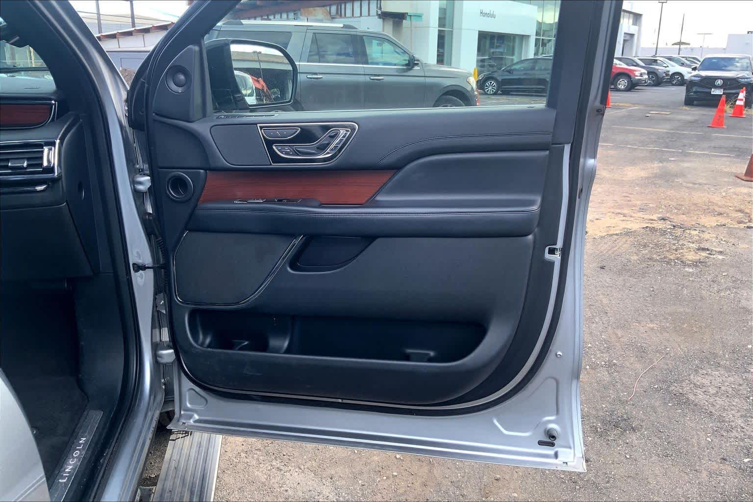 Thumbnail: 2021 Lincoln Navigator L - 28