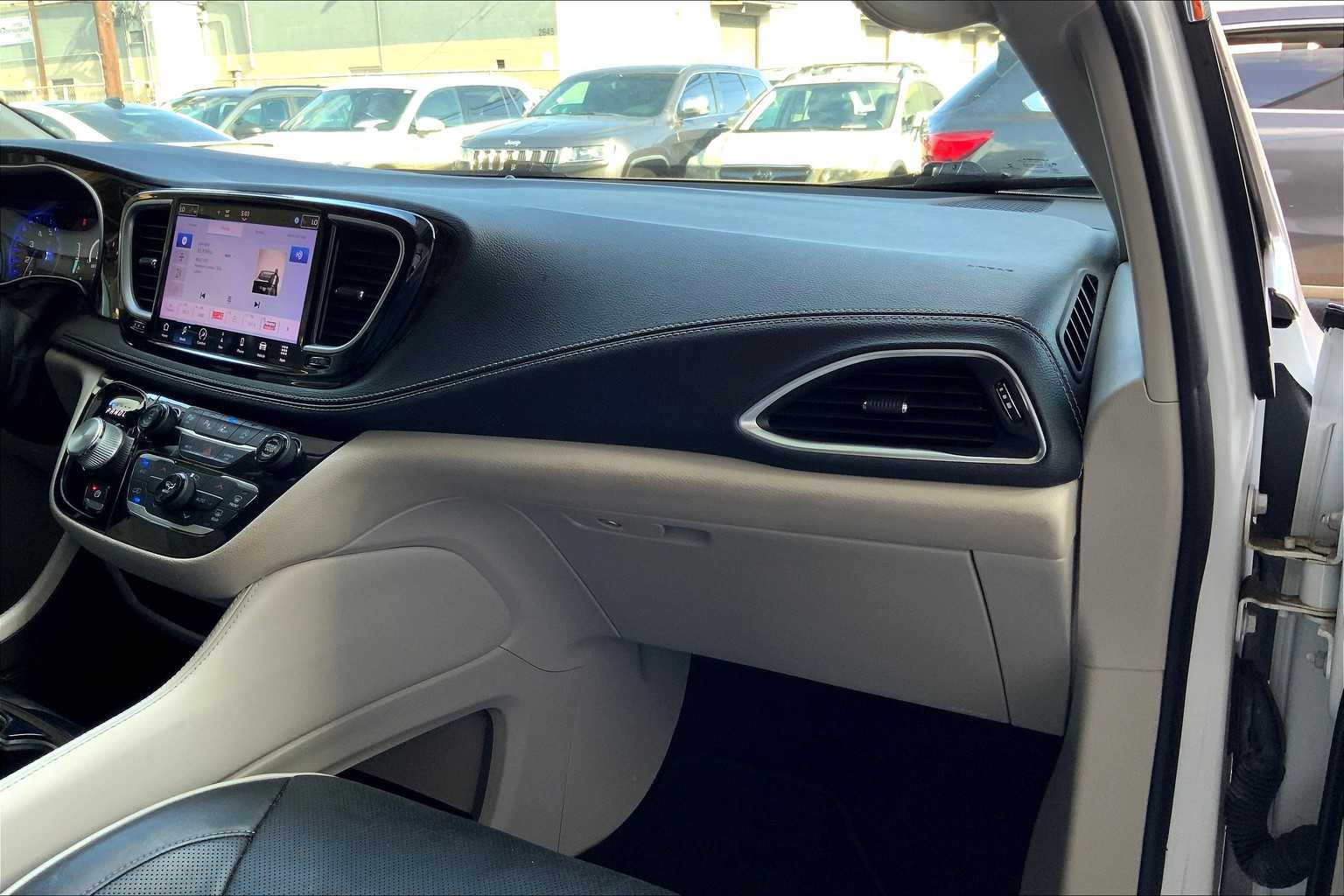 2022 Chrysler Pacifica Limited 22
