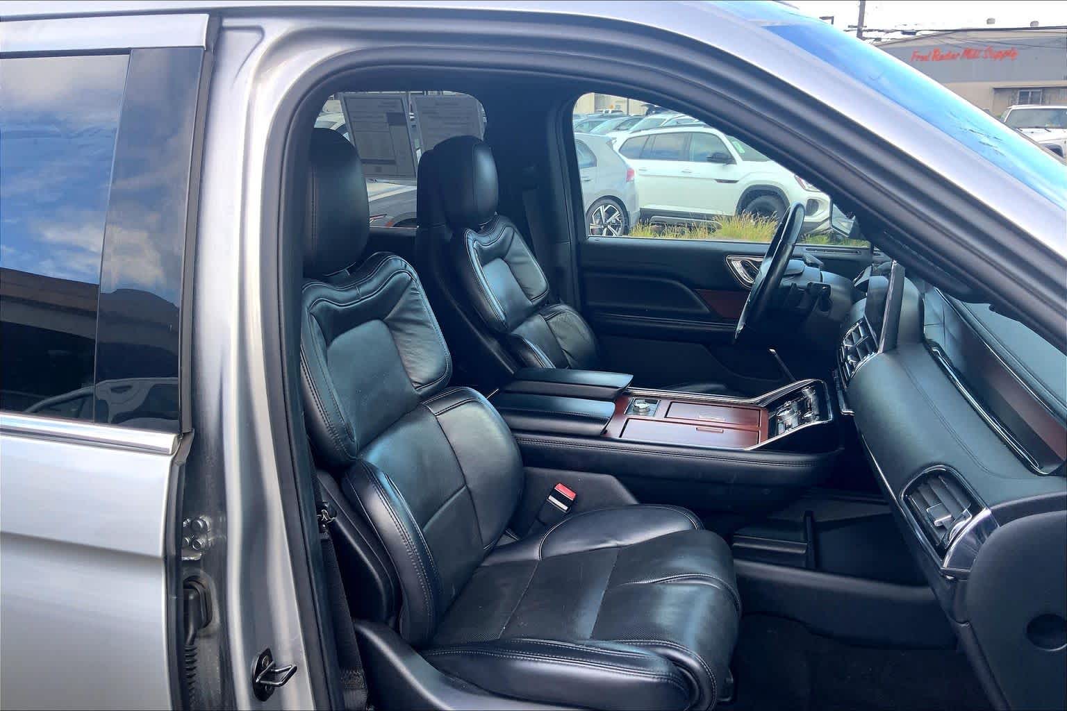 Thumbnail: 2021 Lincoln Navigator L - 13