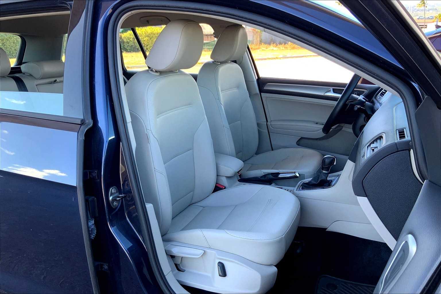 Thumbnail: 2015 Volkswagen e-Golf - 12
