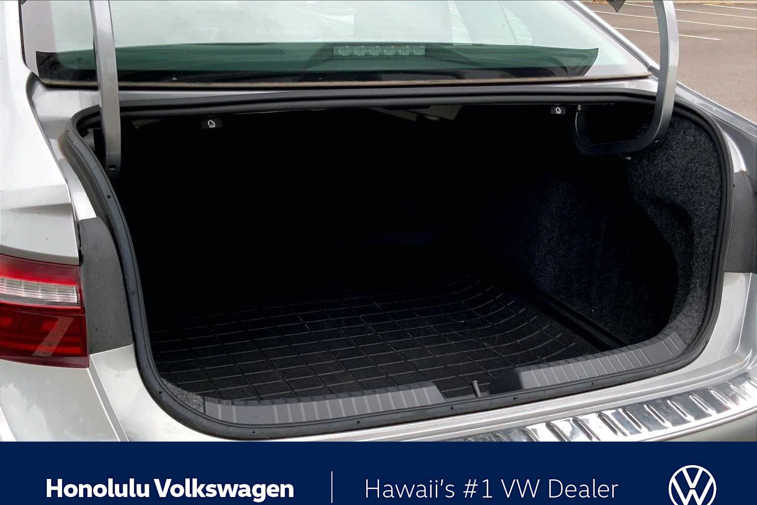 Thumbnail: 2024 Volkswagen Jetta - 18