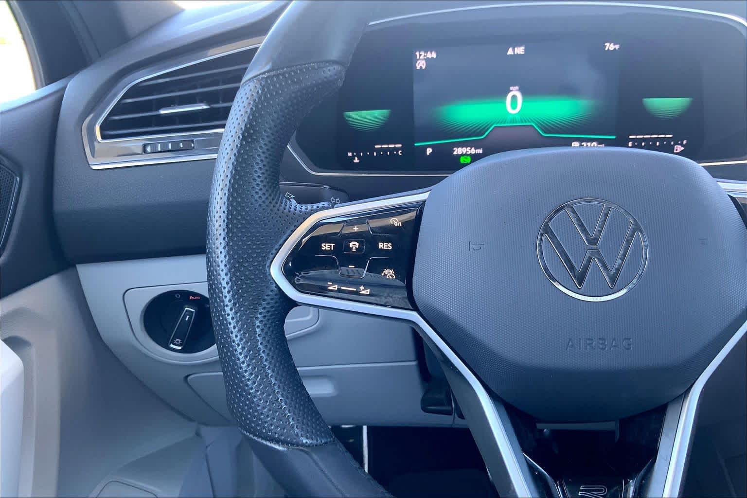 Thumbnail: 2022 Volkswagen Tiguan - 24