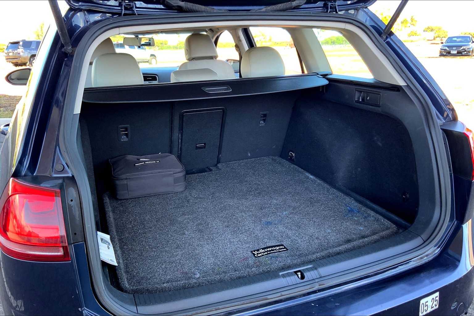 Thumbnail: 2015 Volkswagen e-Golf - 17