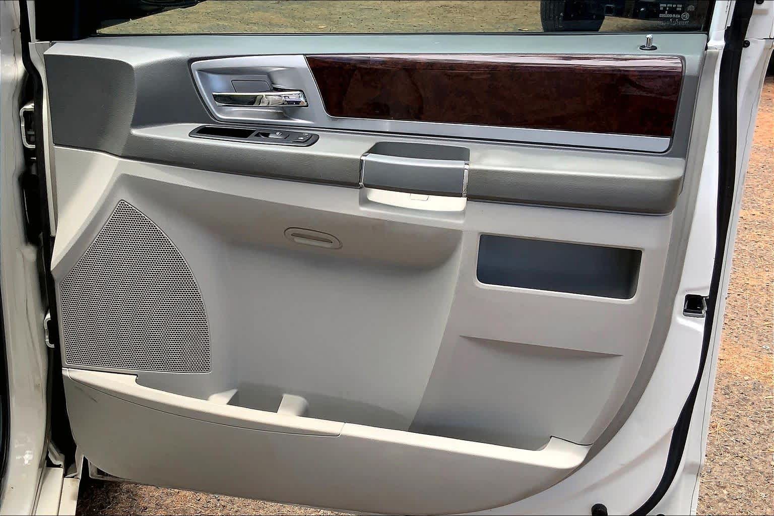 Thumbnail: 2009 Chrysler Town & Country - 28