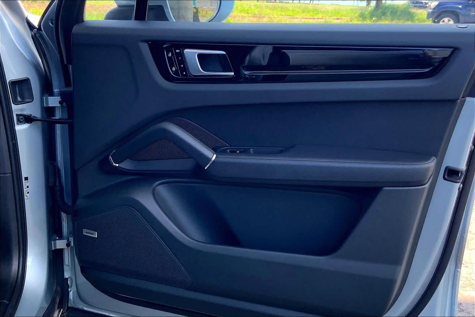 Thumbnail: 2020 Porsche Cayenne - 28