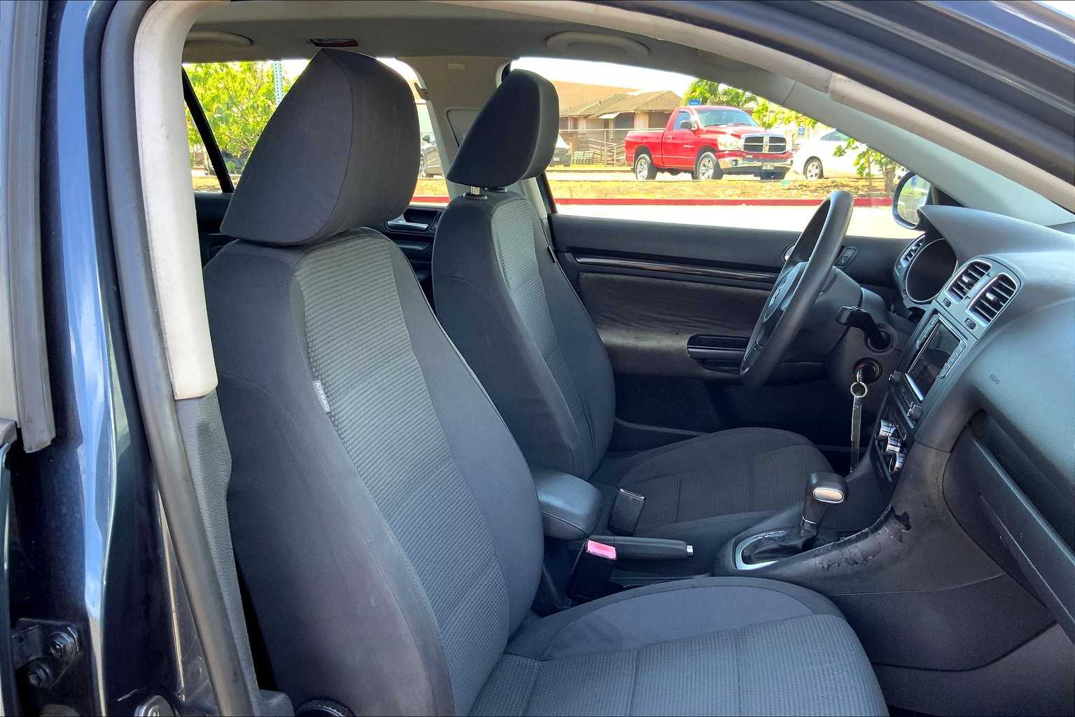 Thumbnail: 2010 Volkswagen Jetta - 12