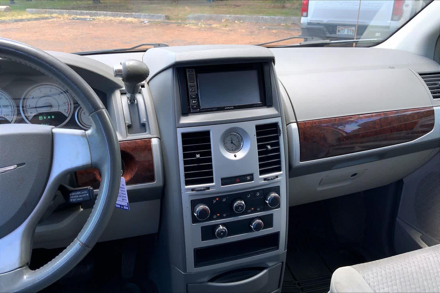 Thumbnail: 2009 Chrysler Town & Country - 15