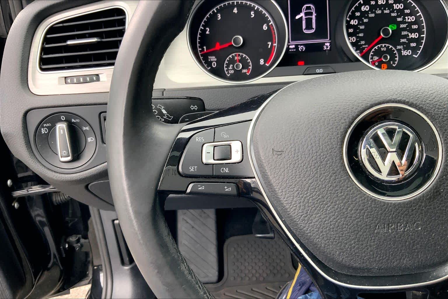 Thumbnail: 2016 Volkswagen Golf - 24