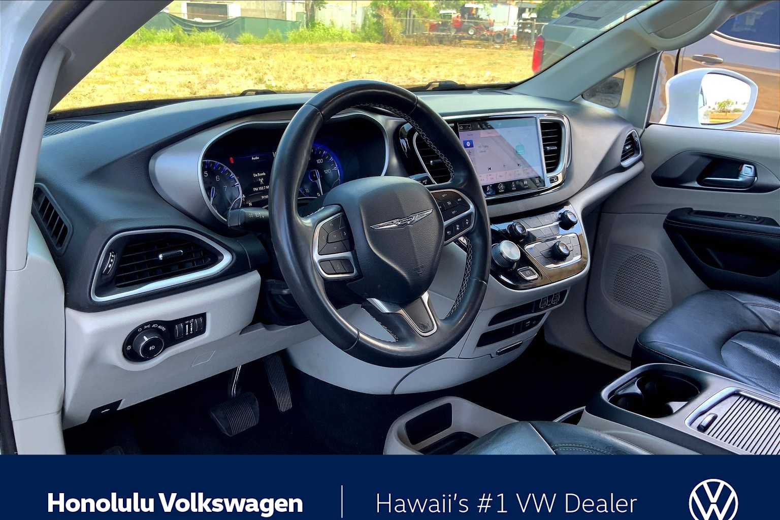 2022 Chrysler Pacifica Touring L photo 2