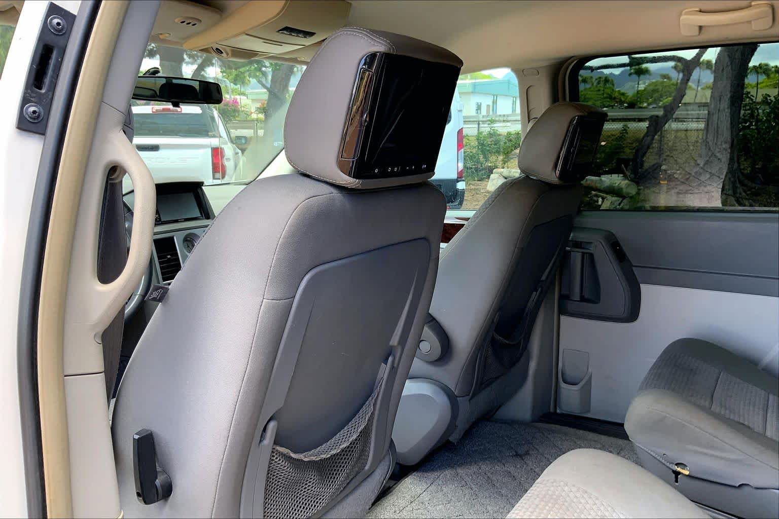 Thumbnail: 2009 Chrysler Town & Country - 12