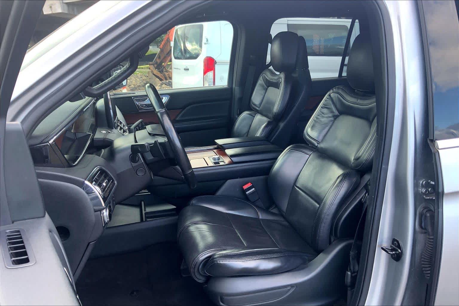Thumbnail: 2021 Lincoln Navigator L - 11