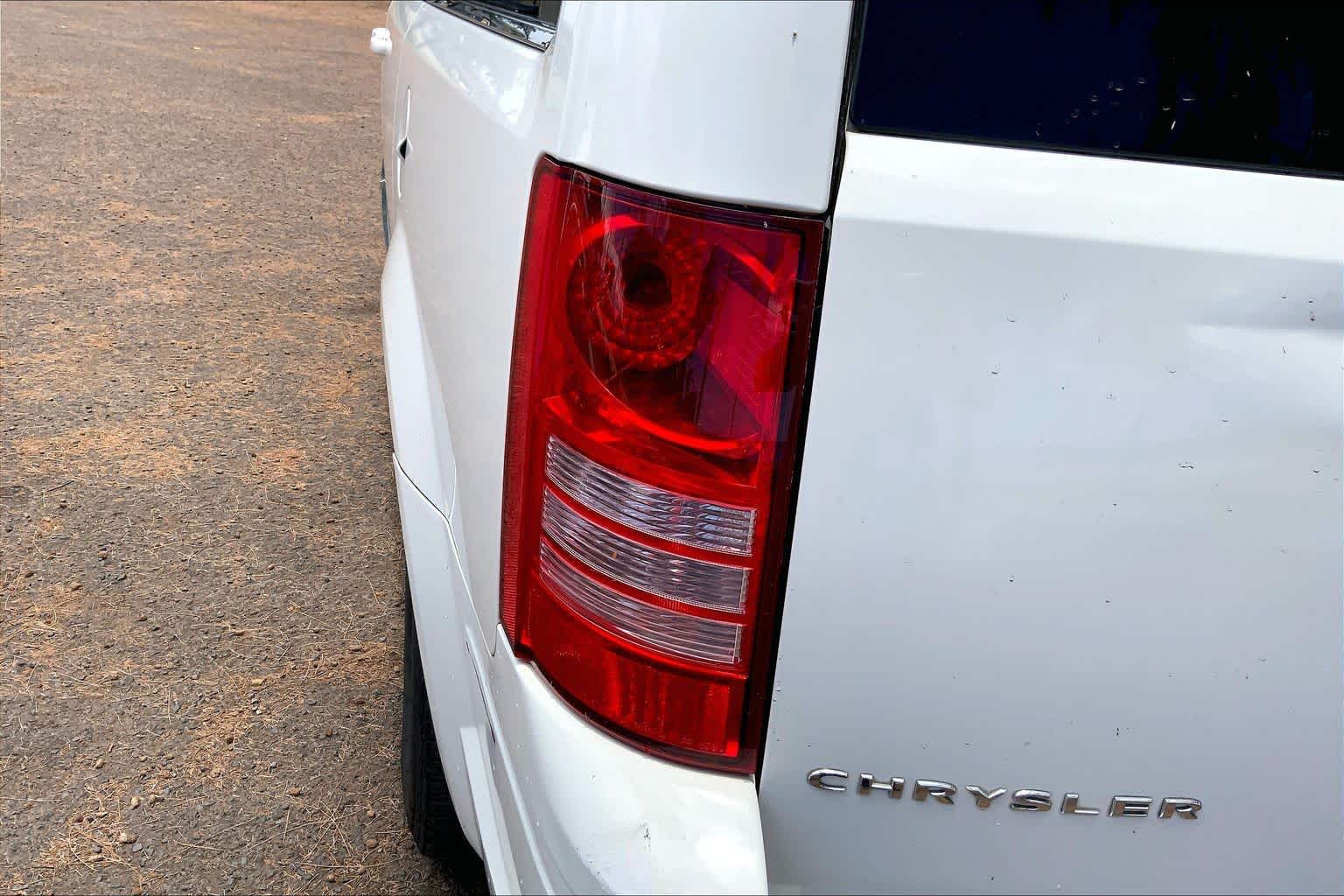 Thumbnail: 2009 Chrysler Town & Country - 32