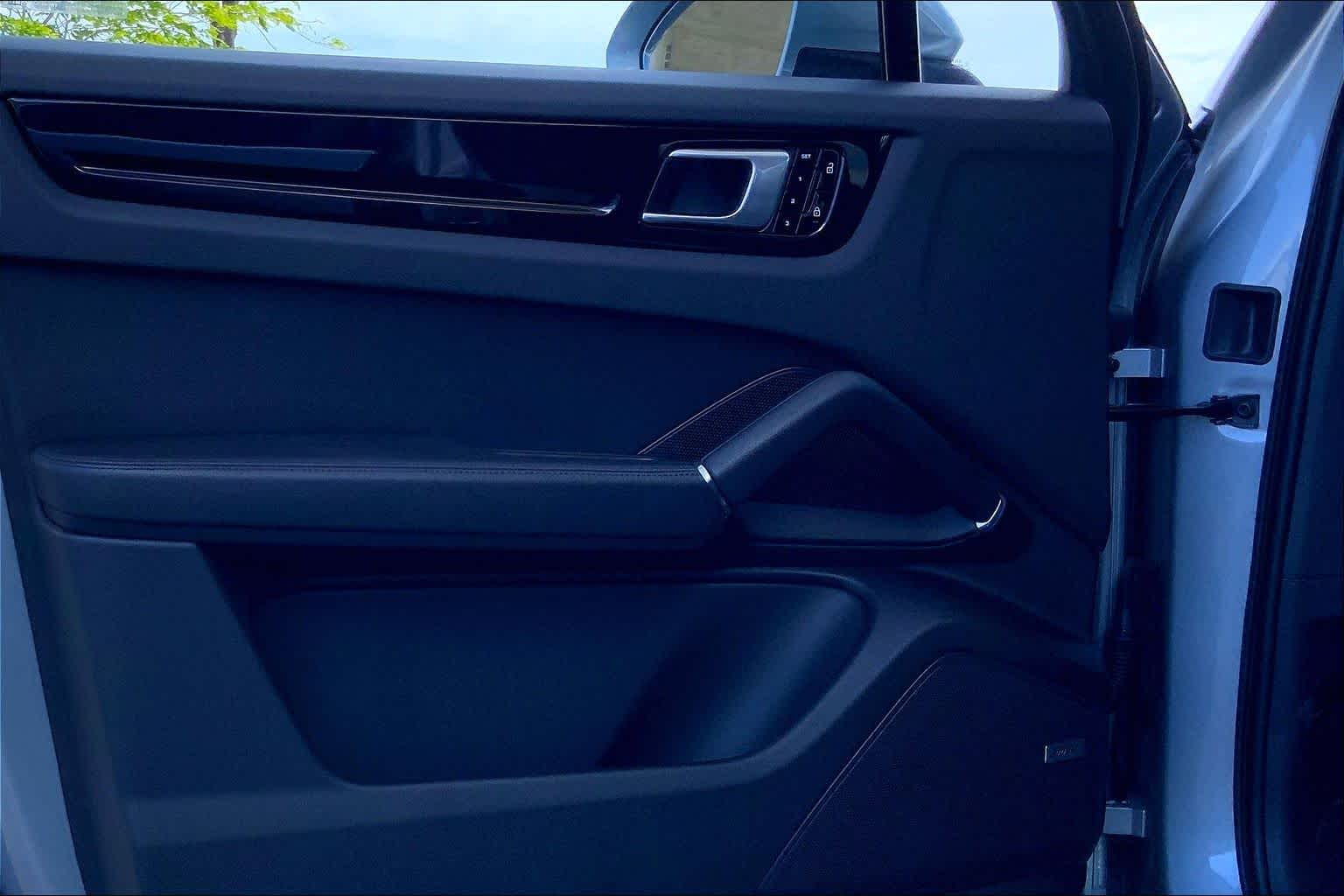 Thumbnail: 2020 Porsche Cayenne - 27