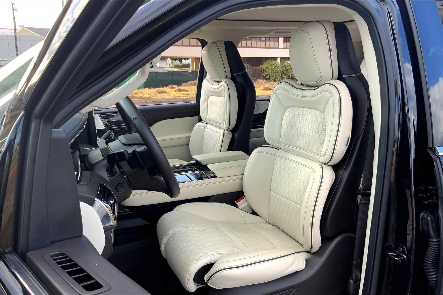 Thumbnail: 2022 Lincoln Navigator - 10