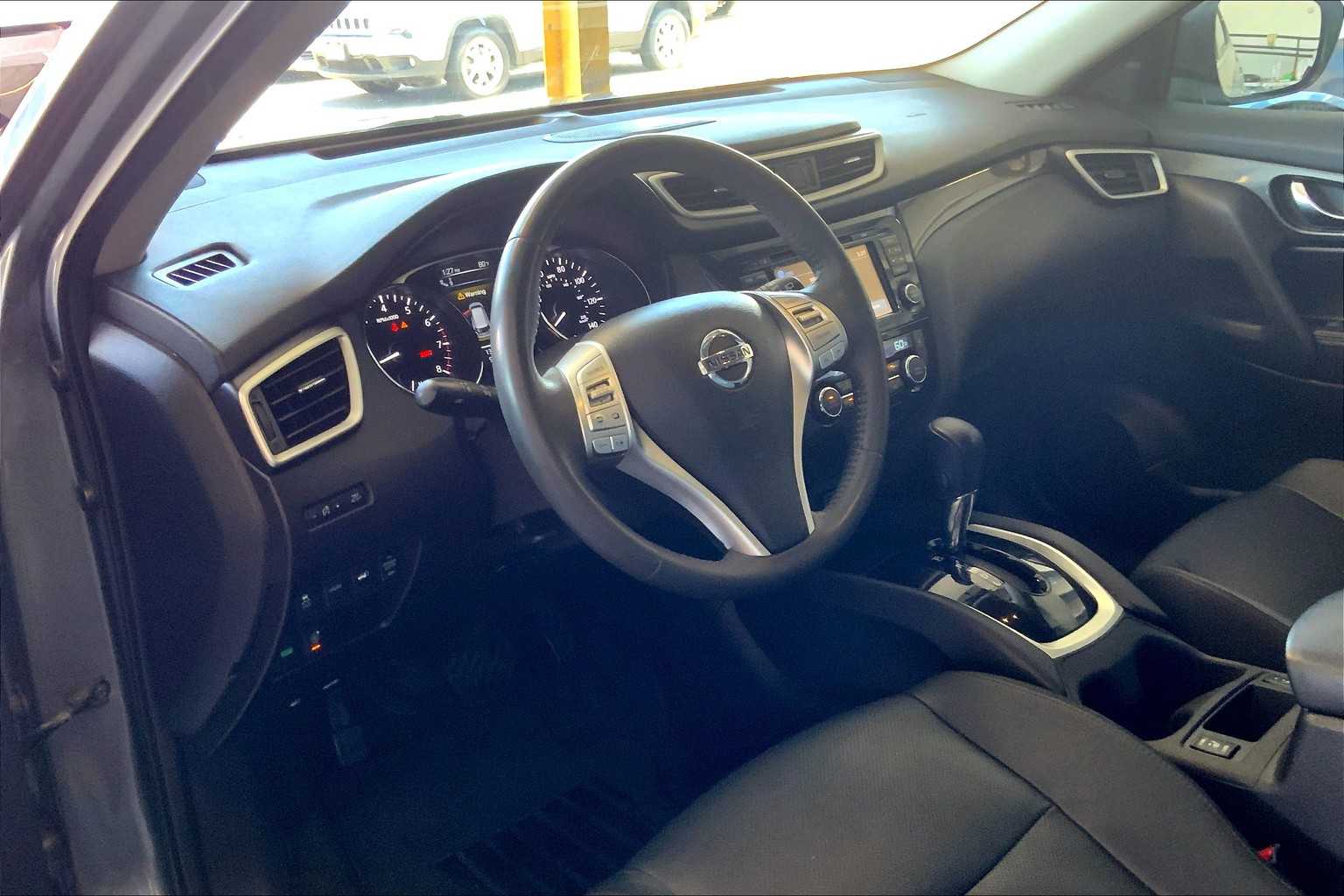 Used 2015 Nissan Rogue SL with VIN 5N1AT2MTXFC866562 for sale in Honolulu, HI