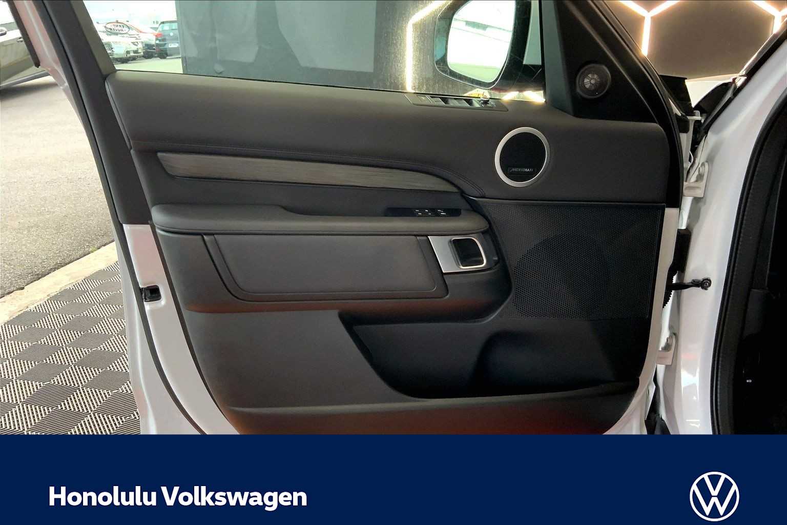 Thumbnail: 2020 Land Rover Discovery - 27