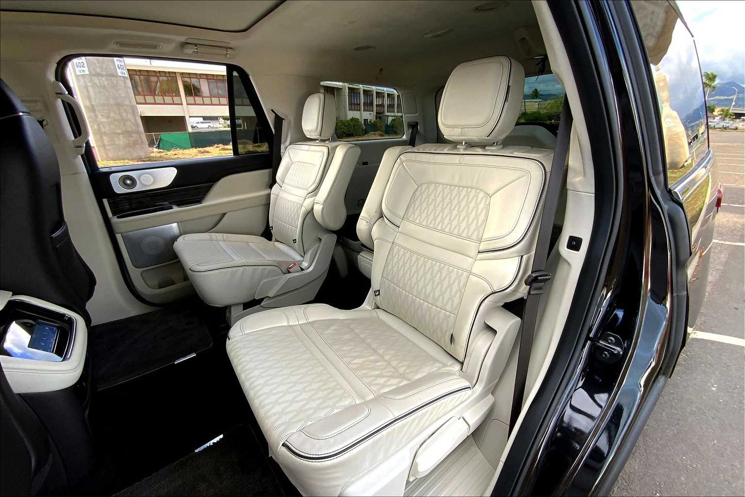 Thumbnail: 2022 Lincoln Navigator - 28