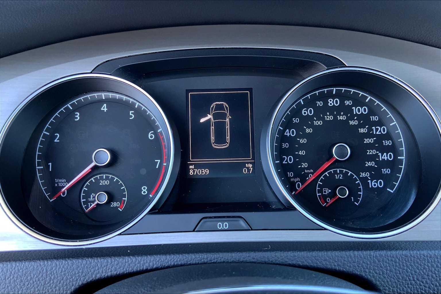 Thumbnail: 2015 Volkswagen e-Golf - 16