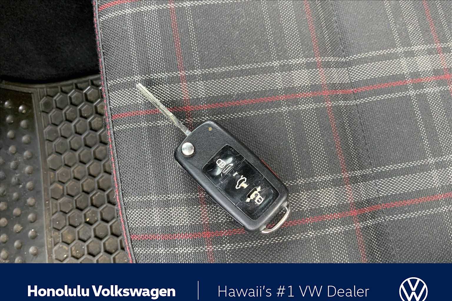 Thumbnail: 2011 Volkswagen Golf - 18