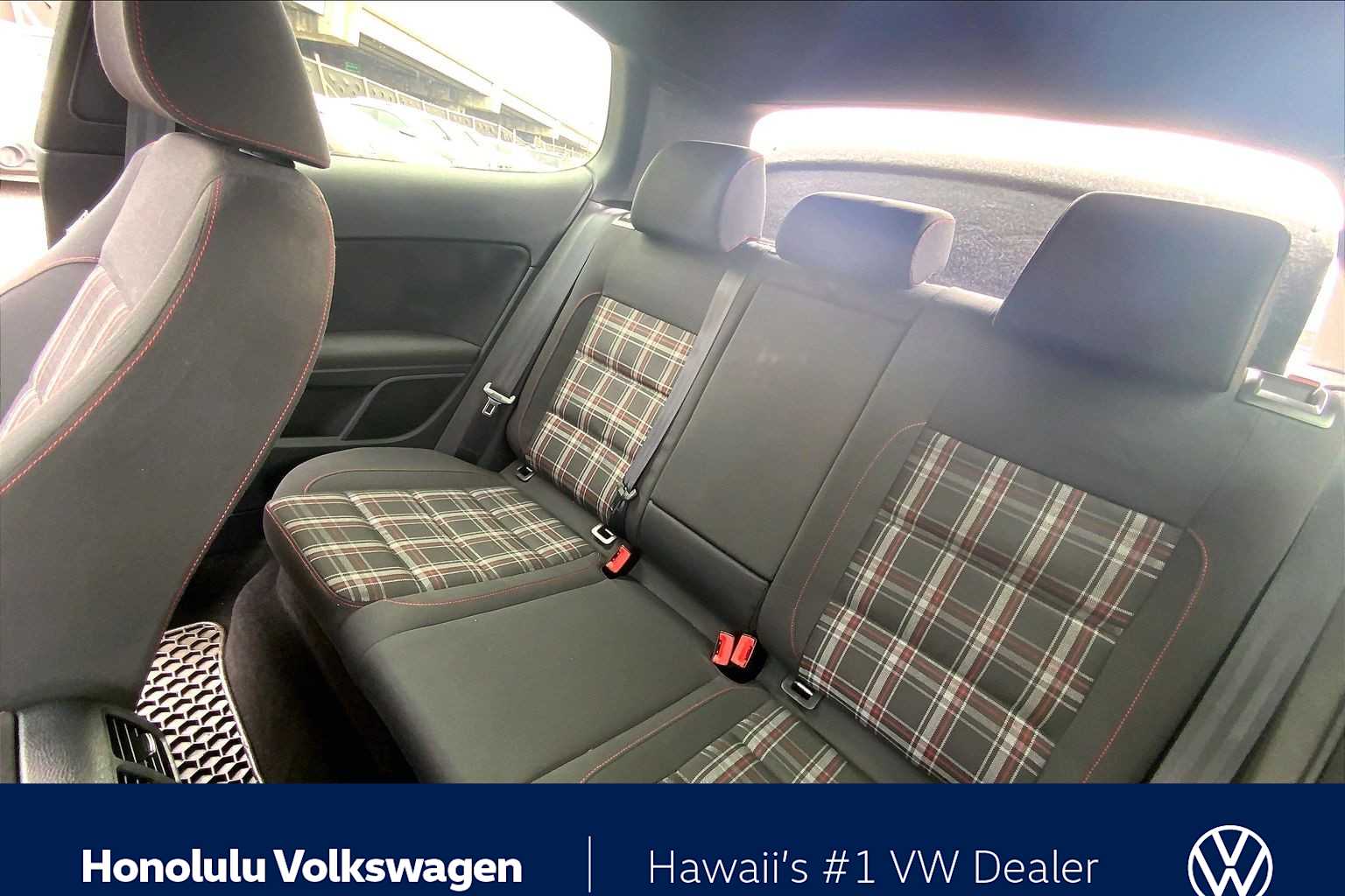 Thumbnail: 2011 Volkswagen Golf - 25