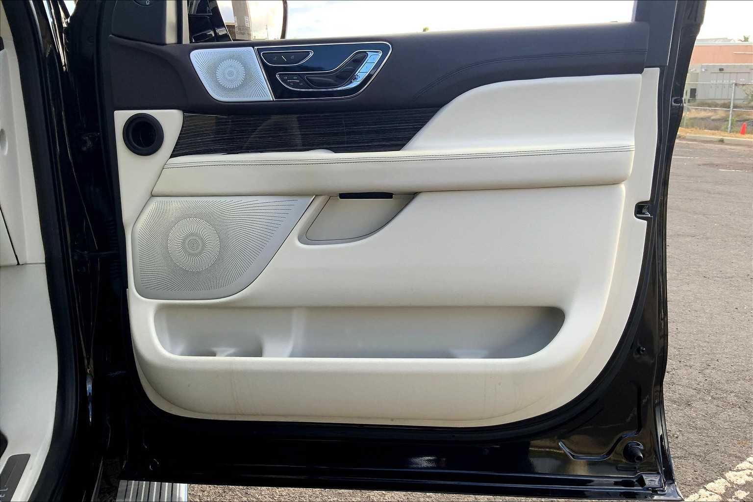 Thumbnail: 2022 Lincoln Navigator - 27