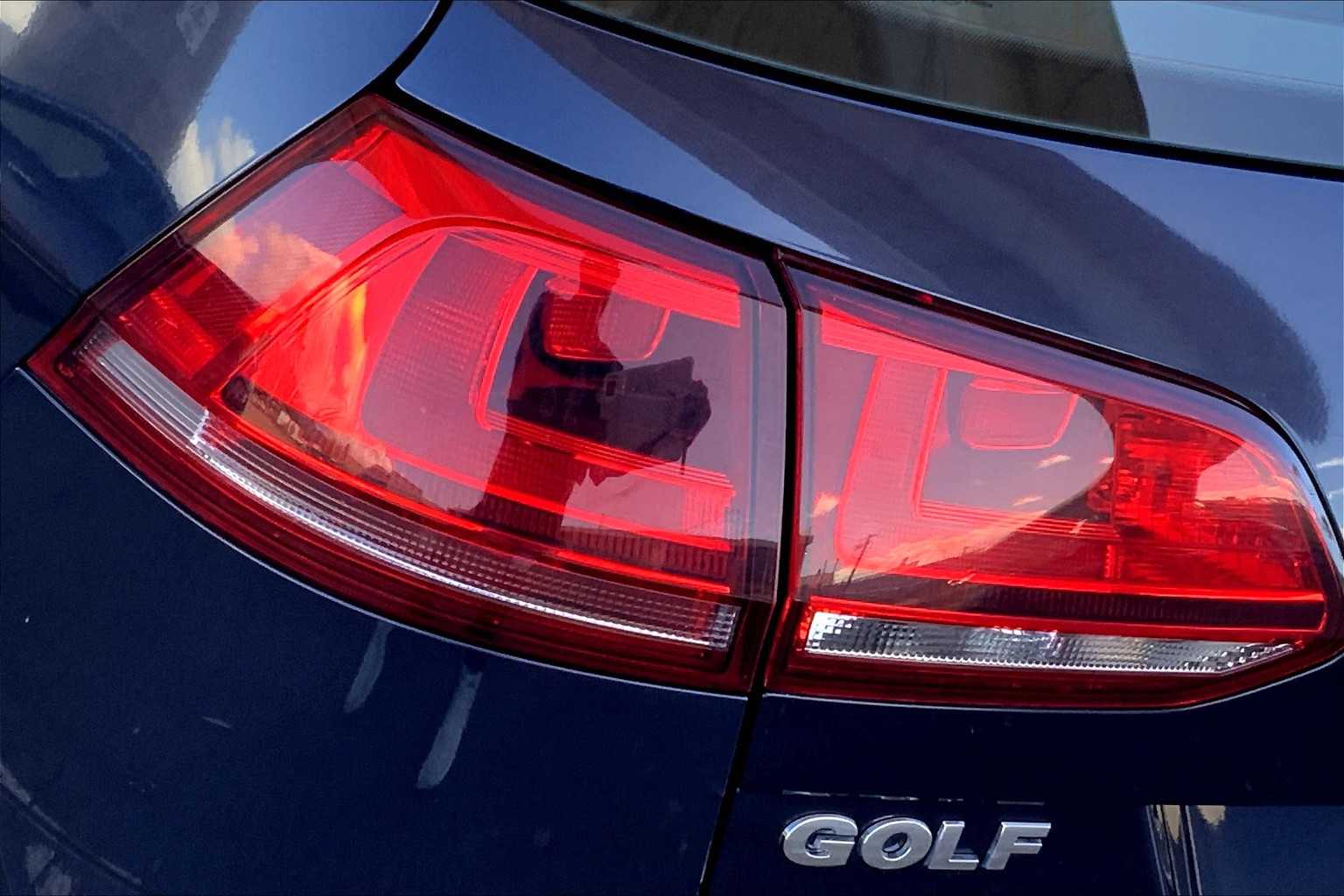 Thumbnail: 2015 Volkswagen e-Golf - 31