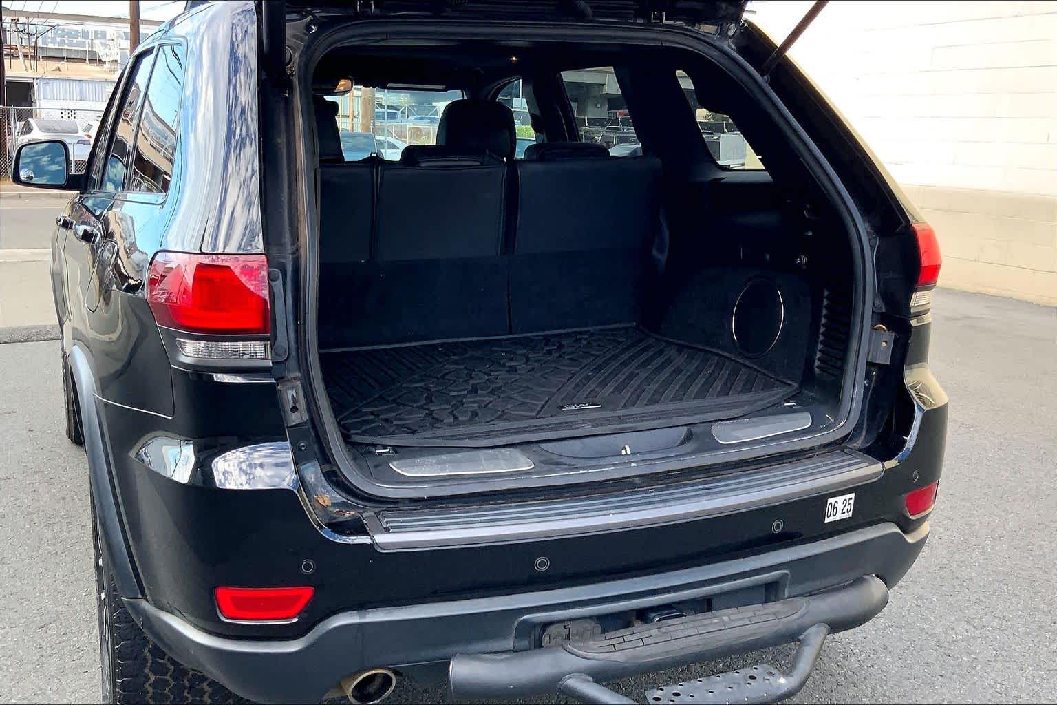 Thumbnail: 2020 Jeep Grand Cherokee - 18