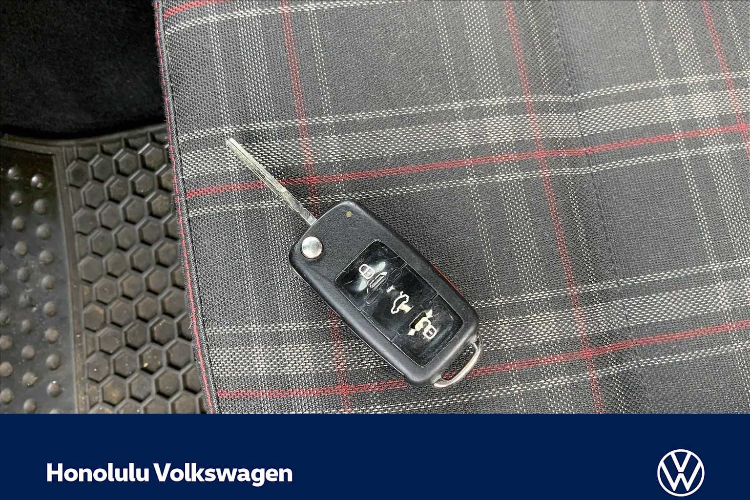 Thumbnail: 2011 Volkswagen Golf - 18