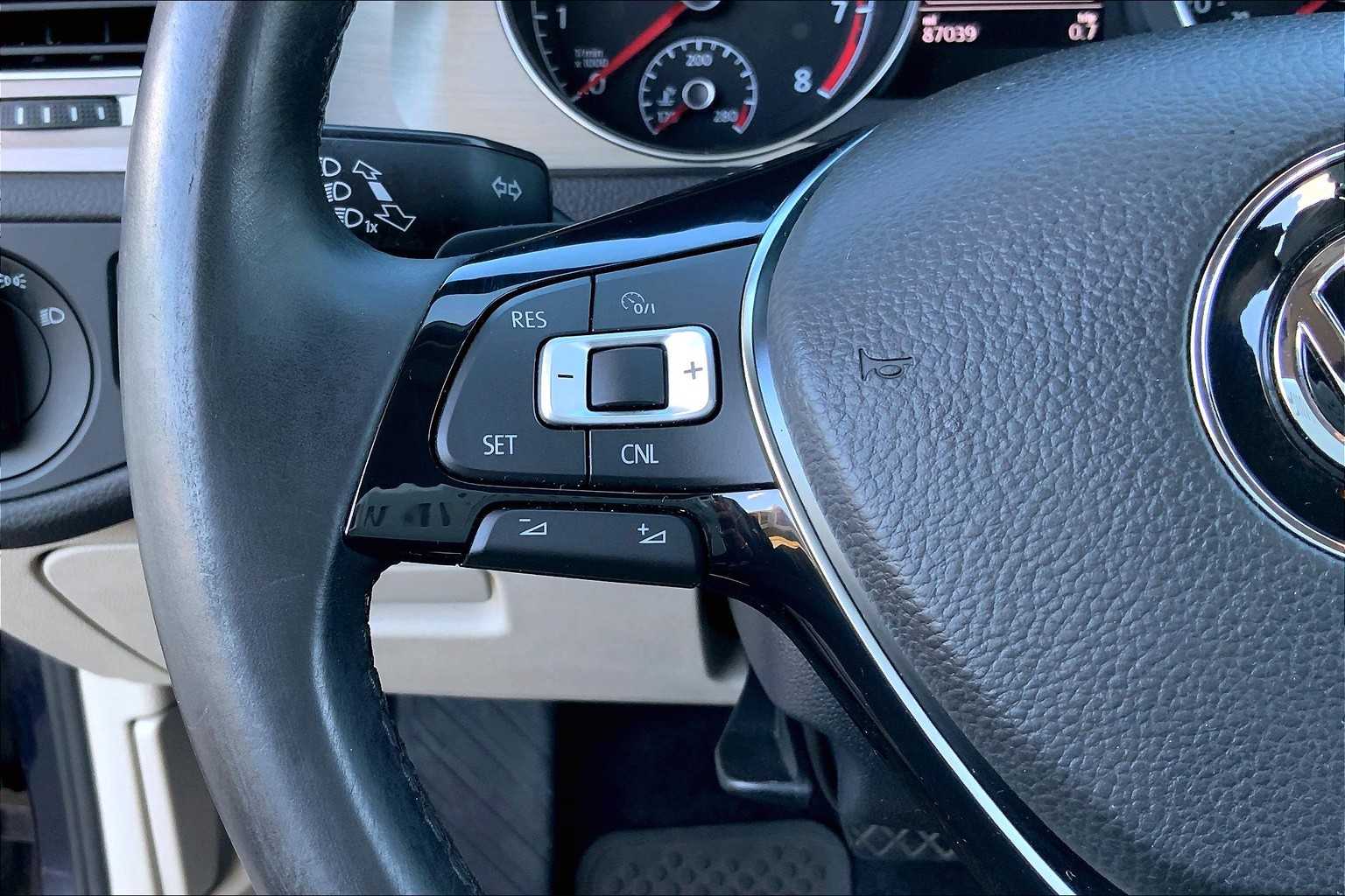 Thumbnail: 2015 Volkswagen e-Golf - 23